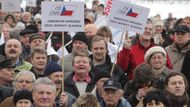 Na Palackého náměstí v Praze se sešlo asi tisíc demonstrantů.