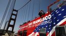 Tourists snap pictures of the Golden Gate Bridge from a bus in San Francisco, California May 25, 2012. The iconic landmark will observe its 75th anniversary with celebrations scheduled on Sunday. REUTERS/Robert Galbraith (UNITED STATES - Tags: SOCIETY TRAVEL TRANSPORT) Published: Kvě. 25, 2012, 9:22 odp.