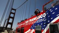 Turisté se fotí na mostu Golden Gate Bridge.