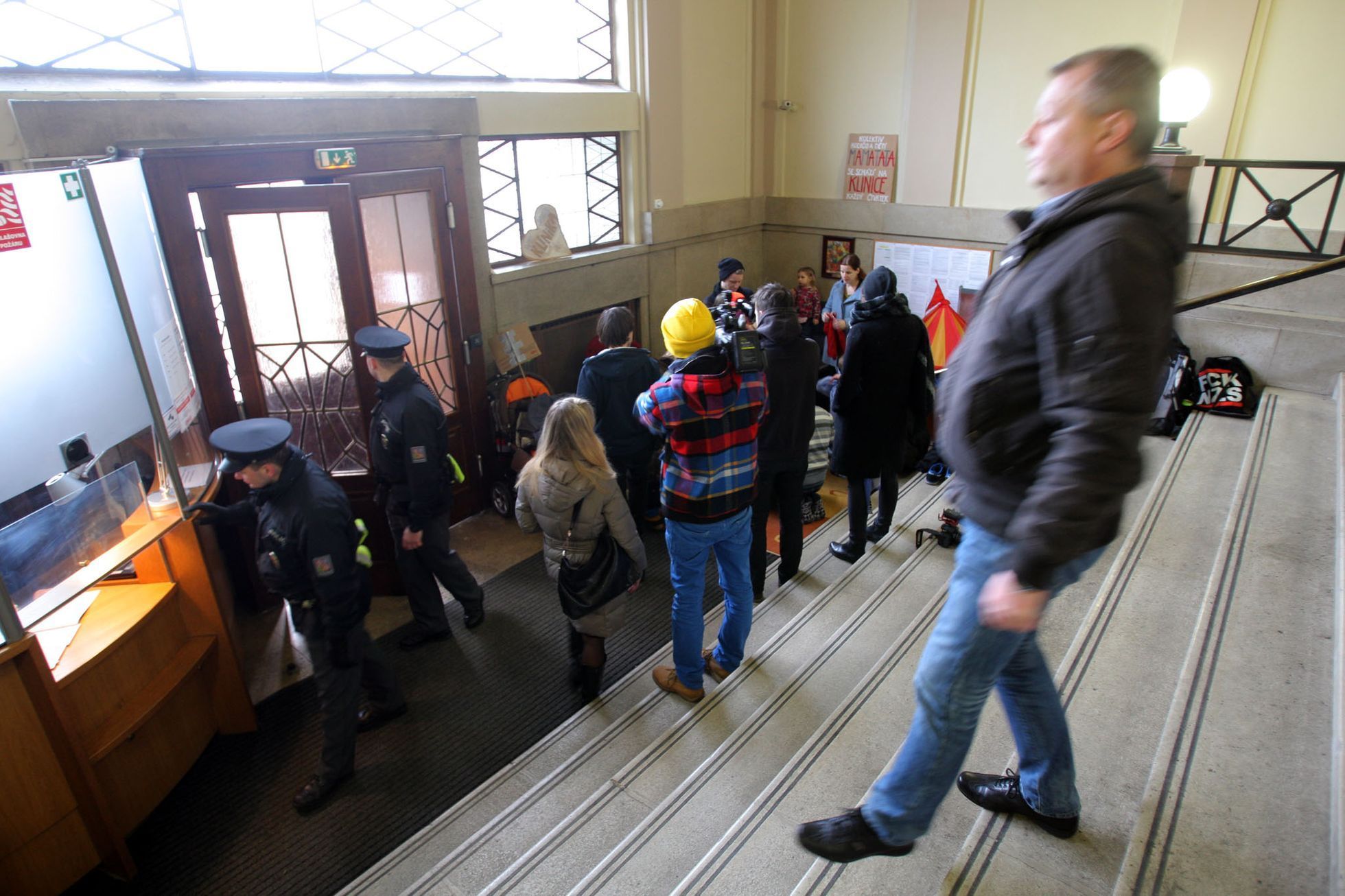 Demonstranti z Kliniky na ÚZSVM