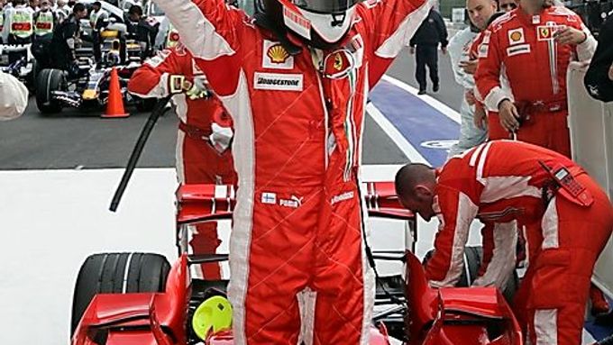 Kimi Räikkönen vystupuje ze svého Ferrari jako vítěz kvalifikace ve Spa.