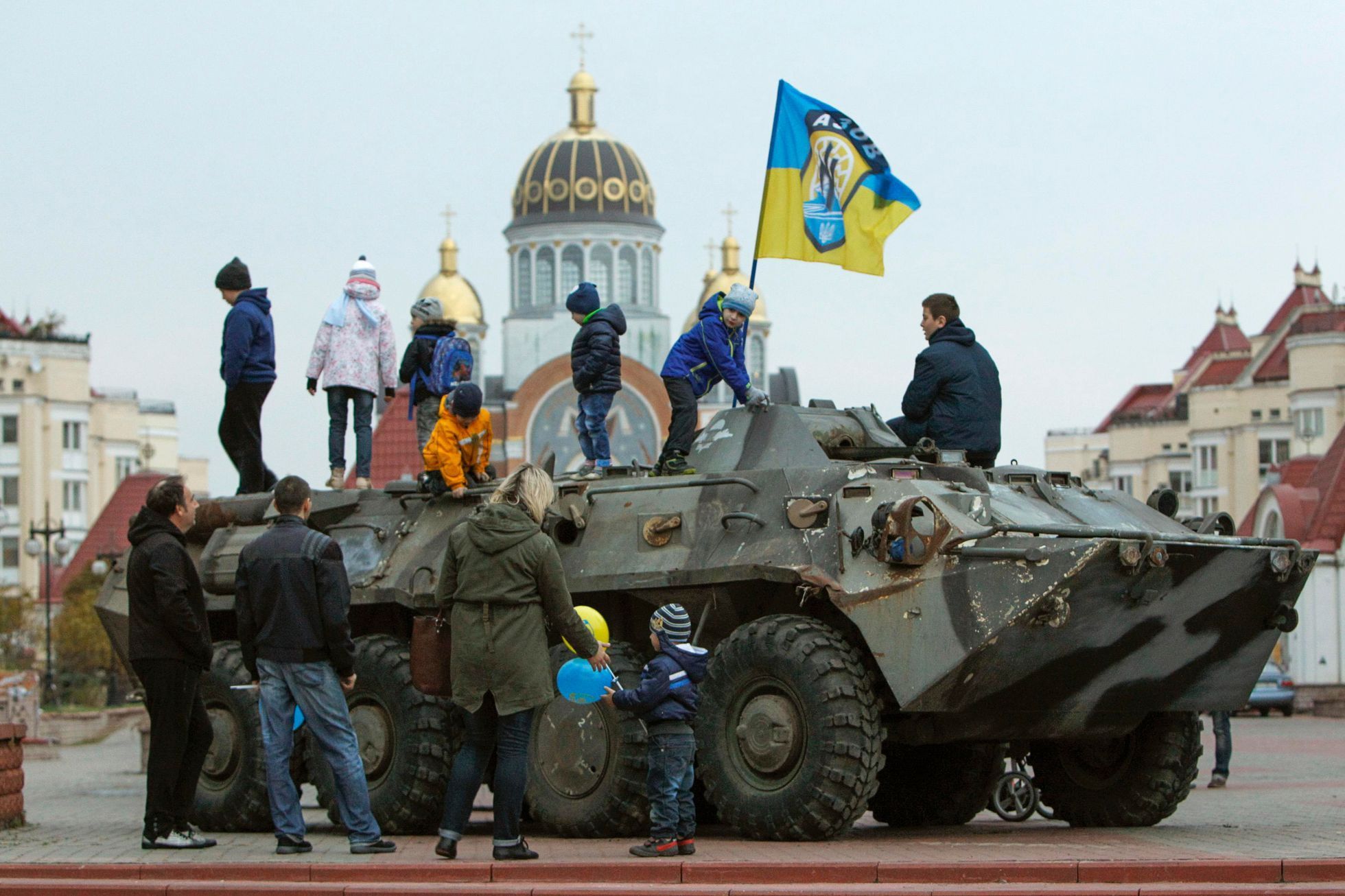 Děti si hrají v Kyjevě na obrněném transportéru.