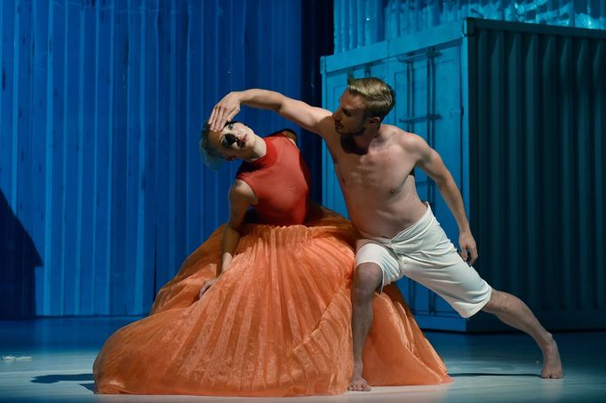 Kristina Kornová coby Dívka s pomerančem a Jonáš Dolník jako Muž se svícnem při zkoušce.