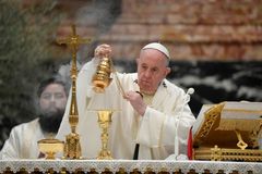"Zdravotníci jsou svatí všedního dne." Papež František sloužil mši v prázdném chrámu