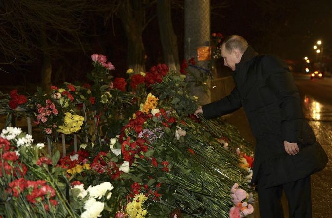 Ruský prezident Vladimir Putin klade květiny na místě výbuchu trolejbusu ve Volgogradu. 01.01.2014.