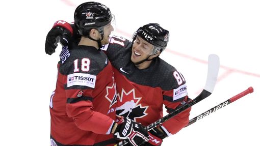 Pierre-Luc Dubois a Jonathan Marchessault slaví gól v zápase Kanada - USA na MS 2019