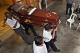 Australský drogový překupník Nguyen Tuong Van byl v Singapuru popraven a jeho tělo je v rakvi vynášeno do auta, kterého převeze do kaple.