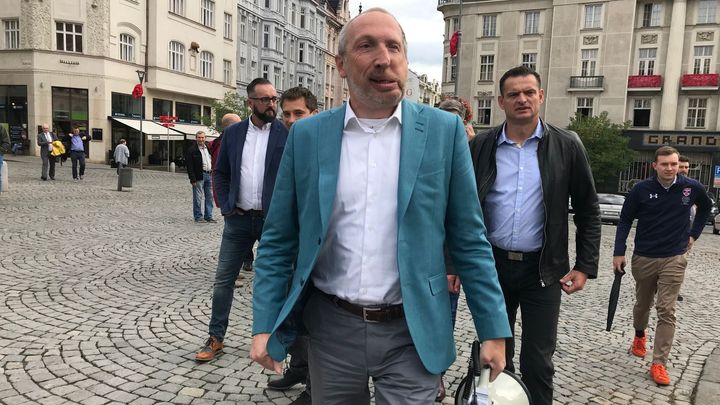 Právo na platbu v hotovosti v ústavě nebude, vláda odmítla návrh Trikolóry