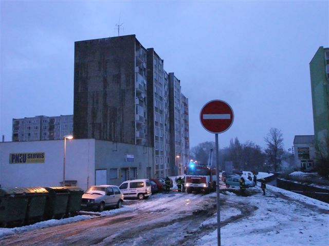 Požár paneláku v Jirkově na Chomutovsku