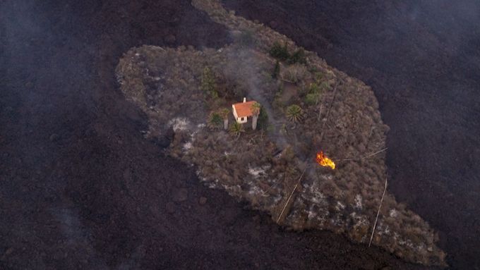 Dronové záběry odhalily dům, který zázračně unikl proudům žhavé lávy.