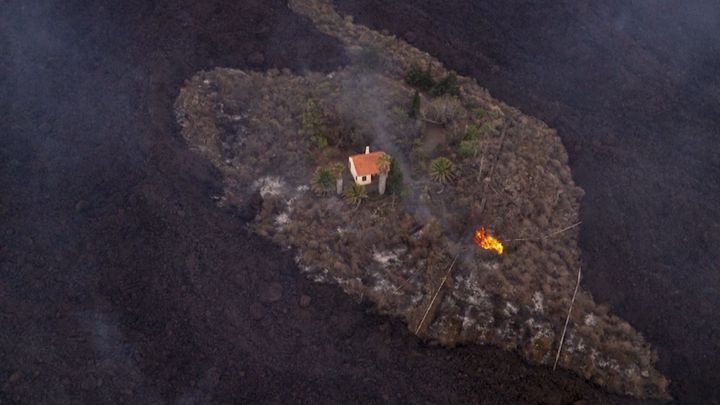 "Neskutečně se nám ulevilo." Zázrak na lávou zpustošeném ostrově obletěl svět; Zdroj foto: Reuters