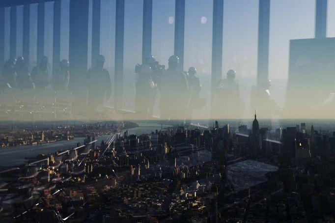 Members of the media are reflected in the windows of the 100th floor observation deck in the One World Trade Center in New York, April 2, 2013. Port Authority officials unveiled Tuesday the stunning view from the top of One World Trade Center, a 360-degree eagle�s eye panorama that will instantly become one of the city�s premiere tourist attractions when it is completed in 2015. REUTERS/Lucas Jackson (UNITED STATES - Tags: CITYSPACE BUSINESS CONSTRUCTION) Published: Dub. 2, 2013, 4:37 odp.