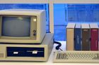 Počátky amerického softwarového gigantu Microsoft jsou spjaty s počítači firmy IBM, pro které Microsoft v roce 1981 vytvořil operační systém MS-DOS.