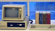 Počátky amerického softwarového gigantu Microsoft jsou spjaty s počítači firmy IBM, pro které Microsoft v roce 1981 vytvořil operační systém MS-DOS.