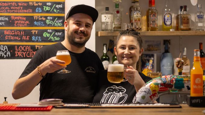 Manželér Denis a Zuzana Kuzlovi, kteří si otevřeli v Portugalsku pivní bar