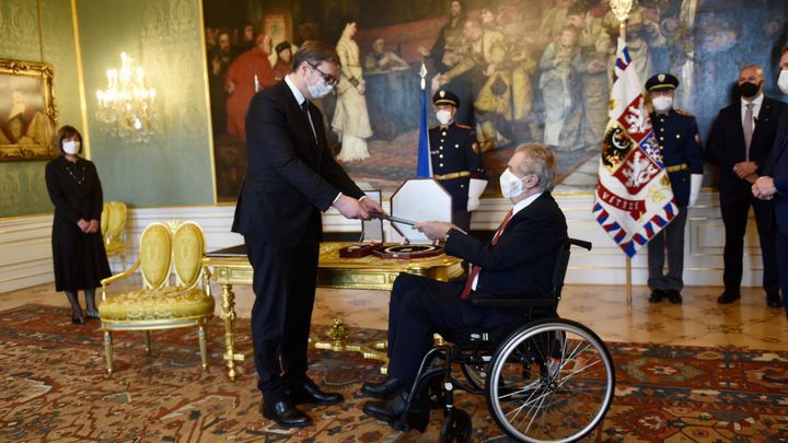 Zeman přijal na Pražském hradě srbského prezidenta Vučiće, udělil mu Řád bílého lva; Zdroj foto: Twitter Jiřího Ovčáčka