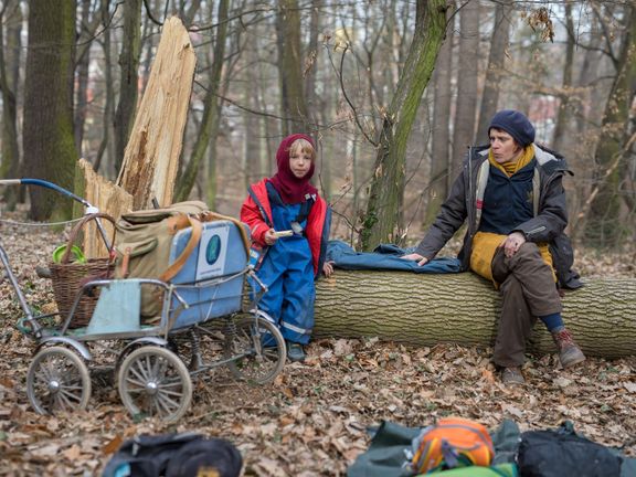 Zakladatelka lesní školky Johana Passerin s jedním ze "svých" dětí v lesoparku.