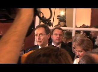 Jan Švejnar poskytuje rozhovor novinářům po volbě prezidenta