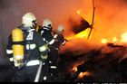 Plameny zničily na Plzeňsku halu sklárny