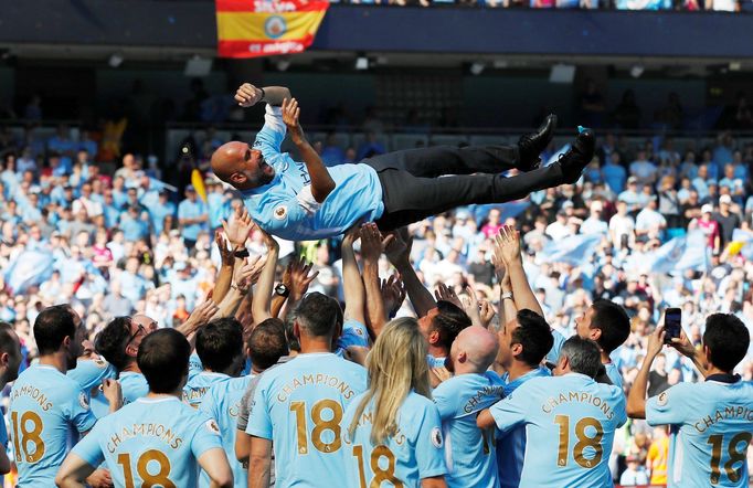 Manchester City slaví titul 2018 (Pep Guardiola)