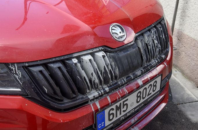 Bez ohledu na to, kdo za dosud výjimečný útok na majetek opozičního politika může, má případ zatím šťastný konec. Barvu z vozu paní Naiclerové se daří smýt.