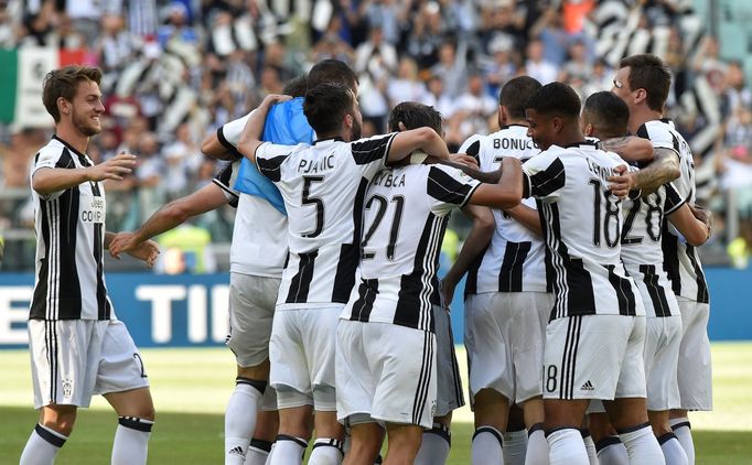 Fotbalisté Juventusu slaví zisk titulu v italské lize.