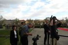 Na Netanjahua v Praze čekalo až 70 novinářů. Ale také hezké počasí.