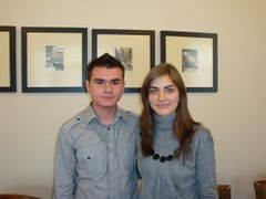 Rumunští studenti Marian Lucian Olteanu a Mirela Corina Margeluová. Mirela je jediná dívka mezi oceněnými.