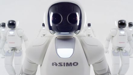 Robot Asimo v akci: Zatancuje, pozdraví a přinese i kávu