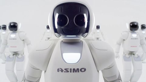Robot Asimo v akci: Zatancuje, pozdraví a přinese i kávu