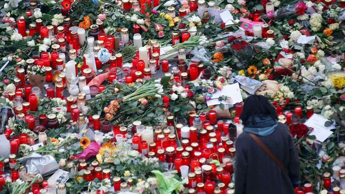 Berlíňané uctili památku obětí útoku na vánočním trhu.