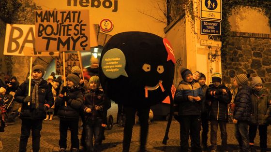 Foto: Karlínem kráčel strach. Přišel ze Žižkova tunelem a byl plyšový