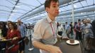 Guests test the 5,000 capacity Olympic Village dining room, a temporary structure built for the London 2012 Olympic Games in Stratford, east London on June 29, 2012. The village will accomodate up to 16,000 athletes and officials from more than 200 nations. Picture taken June 29, 2012. REUTERS/Olivia Harris (BRITAIN - Tags: SPORT OLYMPICS BUSINESS CONSTRUCTION CITYSPACE) Published: Čer. 30, 2012, 12:33 odp.