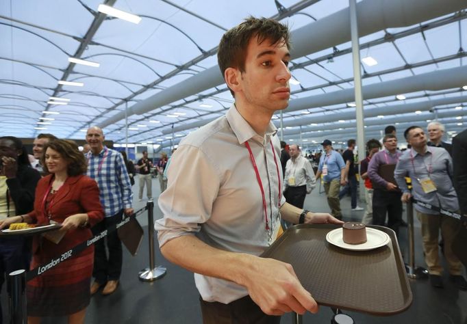 Guests test the 5,000 capacity Olympic Village dining room, a temporary structure built for the London 2012 Olympic Games in Stratford, east London on June 29, 2012. The village will accomodate up to 16,000 athletes and officials from more than 200 nations. Picture taken June 29, 2012. REUTERS/Olivia Harris (BRITAIN - Tags: SPORT OLYMPICS BUSINESS CONSTRUCTION CITYSPACE) Published: Čer. 30, 2012, 12:33 odp.