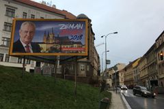 Billboardy s prezidentem platili Přátelé Miloše Zemana. Za spolkem stojí Mynář se Srpem
