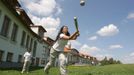 Na tuto soukromou střední školu chodí studenti z celého světa. Ve volných hodinách trénují na trávě před školou třeba baseball.