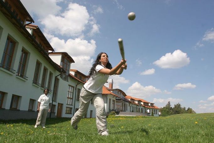 Na tuto soukromou střední školu chodí studenti z celého světa. Ve volných hodinách trénují na trávě před školou třeba baseball.