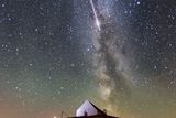 Parádní úlovek se povedl fotografovi ve velšském městě Angelsay. Úctyhodná je nejen velikost zachyceného meteoru, ale také prokreslenost Mléčné dráhy nad kostelem Cwyfan.