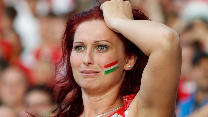 Smutná maďarská fanynka během loňského evropského šampionátu. (ilustrační foto).