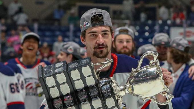 Matyáš Šapovaliv zvedl Memorial Cup nad hlavu jako jedenáctý Čech.