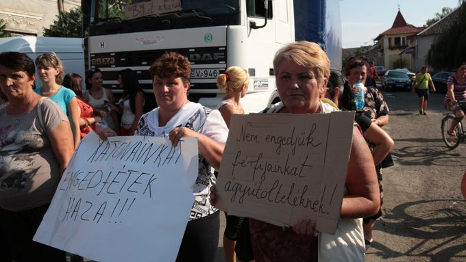 Protesty v obci Vilok. Maďarské transparenty hlásí ""Nepustíme naše syny!" a "Pusťe vojáky domů!".