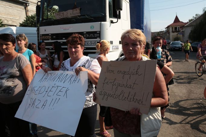 Protesty v obci Vilok. Maďarské transparenty hlásí ""Nepustíme naše syny!" a "Pusťe vojáky domů!".