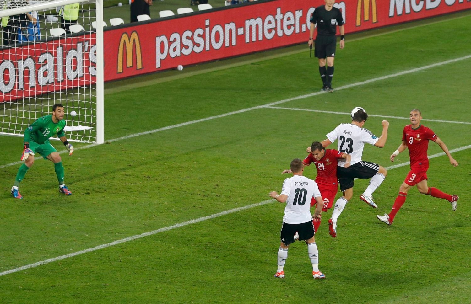 Mario Goméz střílí gól v utkání Německa s Portugalskem na Euru 2012