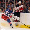 Střet McDounagha s Kovalčukem v zápase NY Rangers - New Jersey Devils