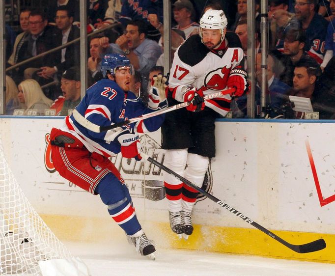 Střet McDounagha s Kovalčukem v zápase NY Rangers - New Jersey Devils