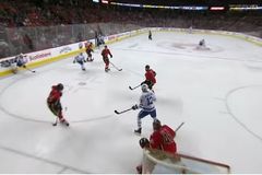 Video: Čaroděj pinballu. Obránce Toronta Polák dal v NHL gól, kterému se smál i soupeř z Calgary