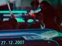 Výstřižek z videoreportáže ukazuje atentátníka přímo při střelbě (oranžový záblesk v hlavni).