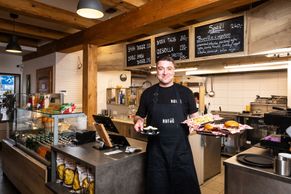 S holým zadkem se vrátil k mamince. Pak rozjel možná nejlepší bufáč v Česku