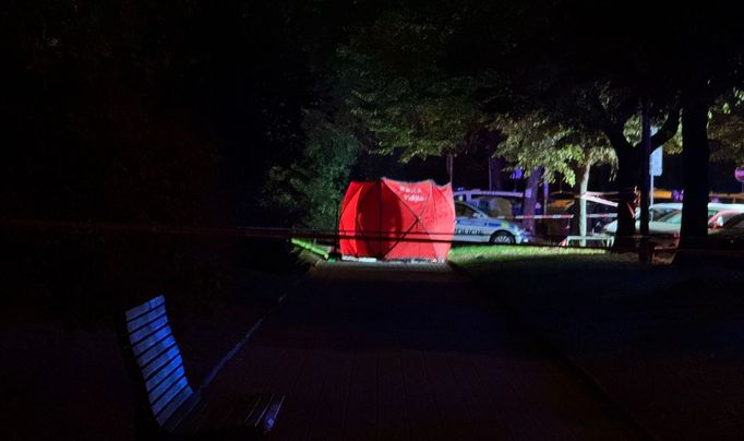 Policie vyšetřuje večerní střelbu na pražském Jarově. Jeden člověk zemřel, vyšetřovatelé zadrželi policistu.