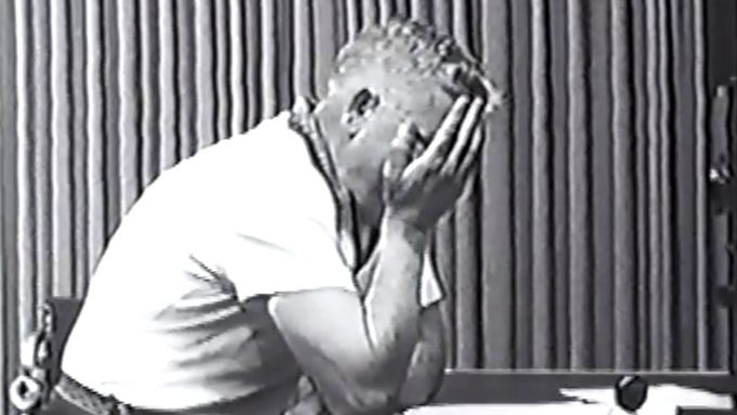 Účastníci Milgramova pokusu byli zdrceni, když jim vědecká autorita nařizovala přivodit figurantovi stále silnější elektrické šoky.